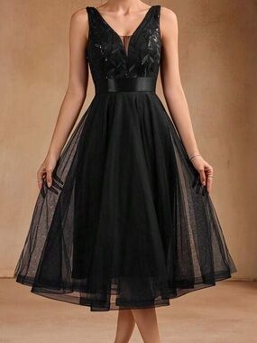 NEW!!! Elegant V-Neck Sleeveless Sequin Embroidery Black Formal Evening Gown